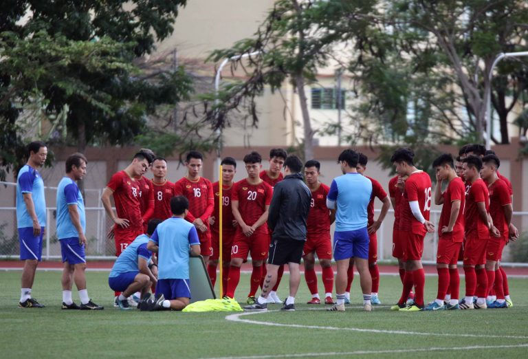 Trợ lý Lee Young-jin sau đó truyền đạt cho các cầu thủ về các yêu cầu của HLV trưởng Park Hang-seo, đồng thời nhắc nhở toàn đội tập trung tối đa để có sự chuẩn bị tốt nhất cho trận đấu.