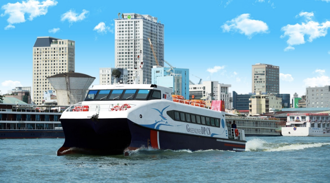   Tàu cao tốc GreenlinesDP - thương hiệu hàng đầu trong việc vận tải hành khách đường thủy - sẽ cung cấp dịch vụ đón khách tham quan từ Ga tàu cao tốc Bạch Đằng ( 10B Tôn Đức Thắng, phường Bến Nghé, quận 1, TP.HCM) đến địa điểm tổ chức Novaland Expo.  