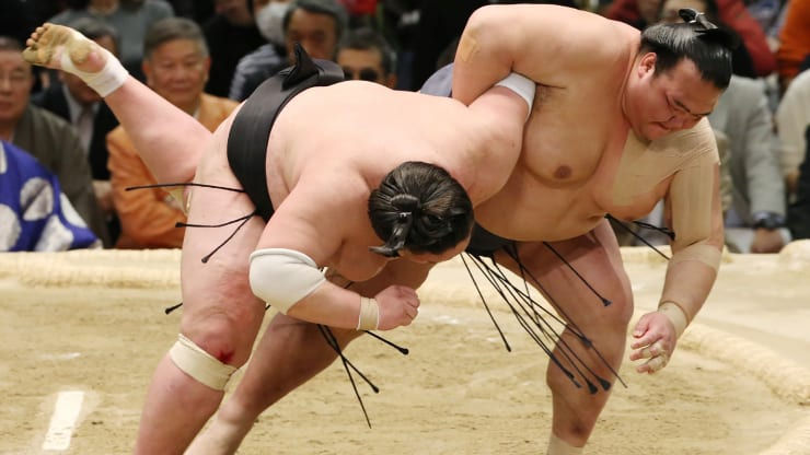 Nhà vô địch sumo Nhật Bản Kisenosato (bên phải) hạ gục đô vật xếp hạng ozeki Terunofuji (bên trái) của Mông Cổ trong một trận đấu play-off để giành chiến thắng Giải đấu Spring Grand Sumo tại Osaka vào ngày 26/3/2017.