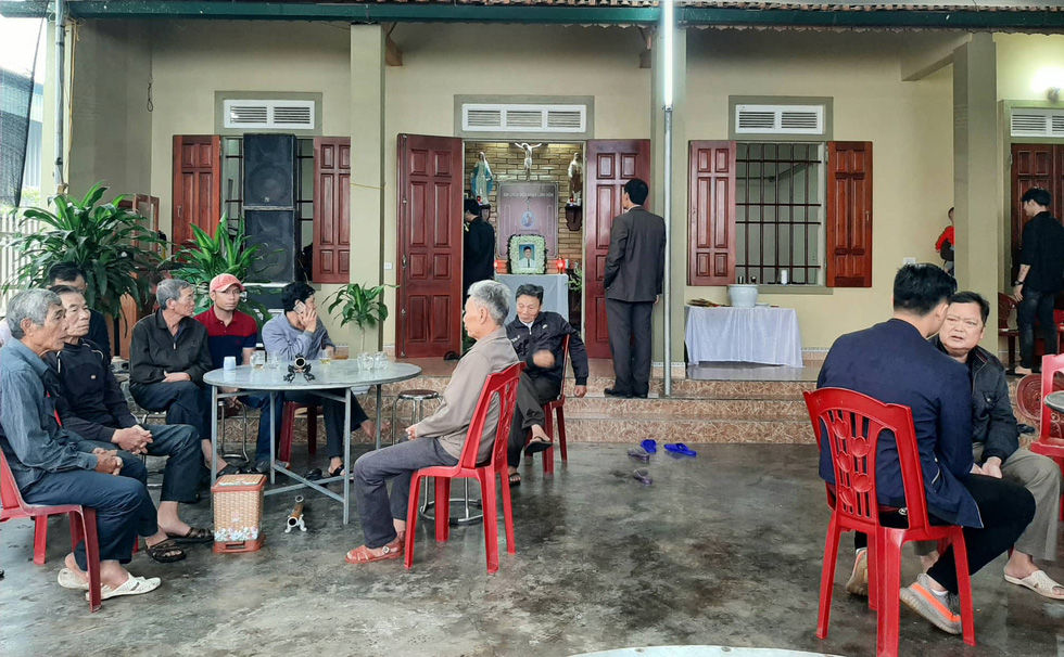 Gia đình anh Nguyễn Văn Hùng, xã Diễn Thịnh, huyện Diễn Châu, Nghệ An chuẩn bị lo hậu sự sáng 27-11 - Ảnh: DOÃN HÒA.