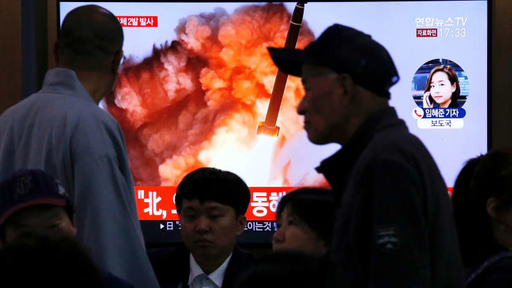Thông tin Triều Tiên phóng tên lửa được đưa tin trên truyền hình Hàn Quốc. Ảnh: CNBC.