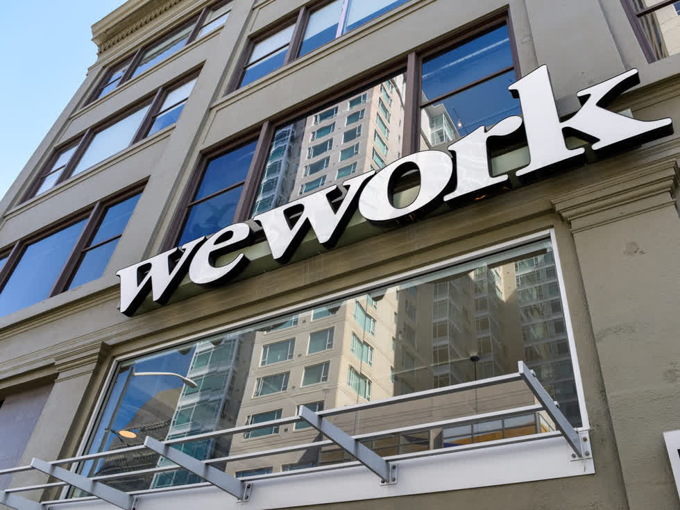 Công ty mẹ của WeWork là The We Company vừa trải qua hai tháng sóng gió, sau khi tham vọng IPO bất thành. Công ty chỉ được giải cứu sau khi SoftBank tung 9,5 tỷ USD để thâu tóm 80% cổ phần hồi tháng 10/2019. Ảnh: Reuters.