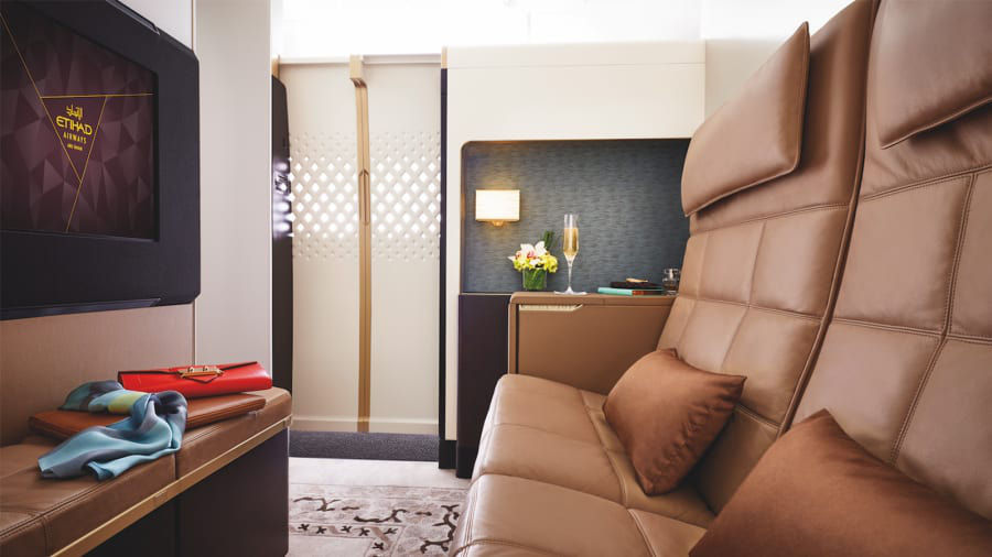 Khi di chuyển, giới giàu Abu Dhabi cũng lựa chọn phòng nghỉ hạng sang có tên Residence trên máy bay của hãng hàng không Etihad Airway.