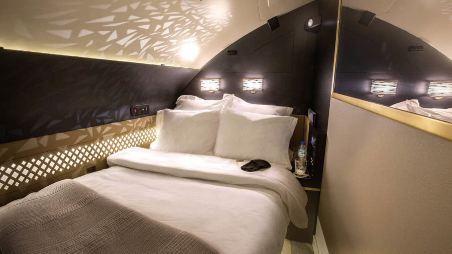 Ở đây, hành khách có sự riêng tư tuyệt đối, nghỉ ngơi trên chiếc giường cùng phụ kiện hàng hiệu, và được kết nối wifi cùng hệ thống giải trí cập nhật trên TV LCD 32 inch.