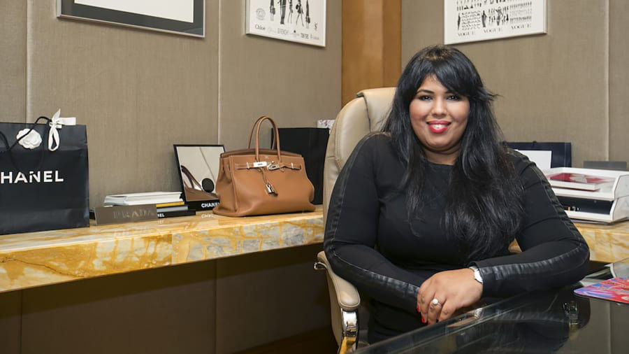 Không chỉ chi tiền để mua sắm, giới thượng lưu Abu Dhabi còn thuê trợ lý riêng để giúp mình mua sắm. Sara Khan và đội ngũ của cô tại By Appointment có thể giúp họ mua được những món hàng hiệu hiếm như túi Hermès Birkin giá khoảng 350.000 USD.