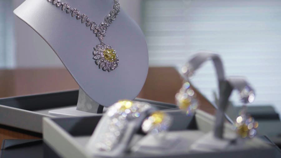 Công ty Mouawad của gia tộc danh tiếng Mouawad chuyên cung cấp dịch vụ đặt lịch hẹn cho các khách hàng thượng lưu tại Abu Dhabi để giúp họ mua kim cương.