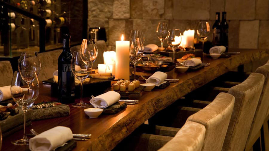 Giới giàu và thời thượng nhất tại Abu Dhabi thường tới hầm rượu La Cava của khách sạn Rosewood để thưởng thức những chai rượu hảo hạng và quý hiếm.