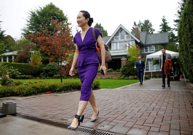Bà Mạnh Vãn Châu rời căn nhà ở Vancouver trong bộ váy màu tím và thiết bị giám sát ở cổ chân. Ảnh: Reuters.