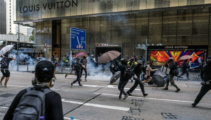 Người biểu tình đụng độ với cảnh sát ở trung tâm Hồng Kông - Ảnh: Bloomberg.