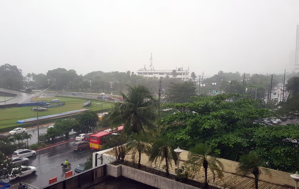 Lượng mưa và cường độ gió tại Manila thời điểm đầu giờ chiều nay vẫn ở mức an toàn cho công tác tổ chức trận đấu- Ảnh: VFF