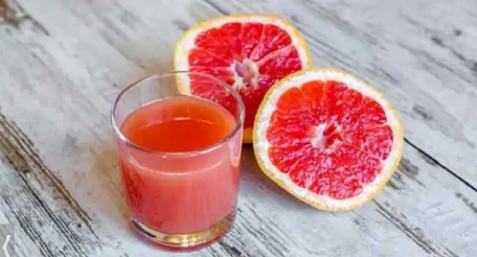 Dùng nước ép bưởi là một chế độ ăn kiêng giảm cân dễ dàng. Chúng ta chỉ phải làm 1 ly nước ép của một nửa quả bưởi trước tất cả các bữa ăn. 