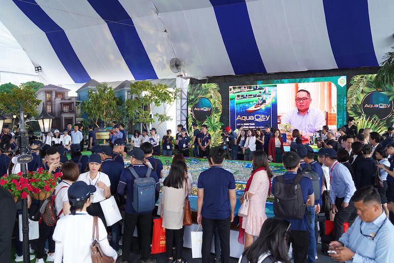 Đông đảo khách hàng tham dự Novaland Expo 2019.