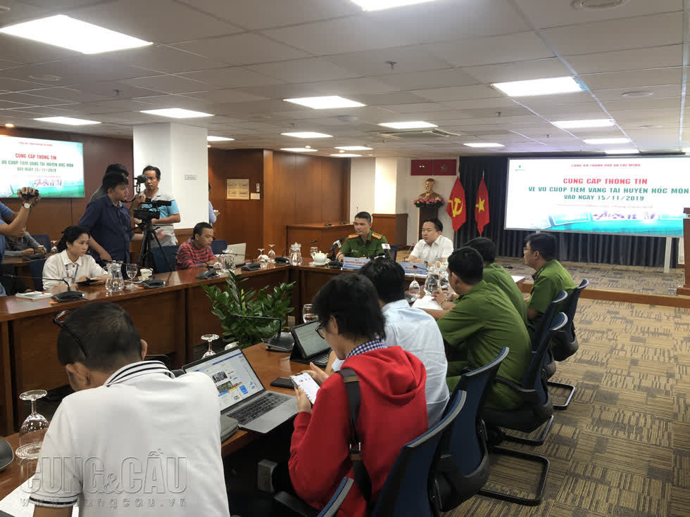 Công an TP.HCM đã có buổi gặp gỡ báo chí thông tin về kết quả đều tra ban đầu vụ án cướp tiệm vàng táo tợn tại huyện Hóc Môn hôm 15/11.