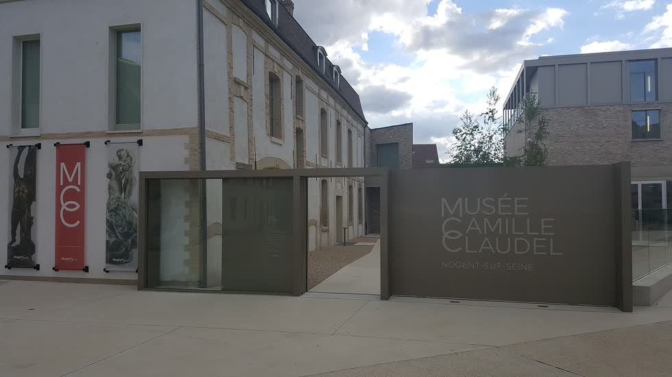 Muse'e Camille Claudel đã được khai trương vào tháng 3/2017, là một bảo tàng quốc gia của Pháp dành riêng cho công việc của Claudel. Nó nằm ở thị trấn thiếu niên Nogent-sur-Seine của cô. Musée Camille Claudel trưng bày khoảng một nửa trong số 90 tác phẩm còn sót lại của Claudel.