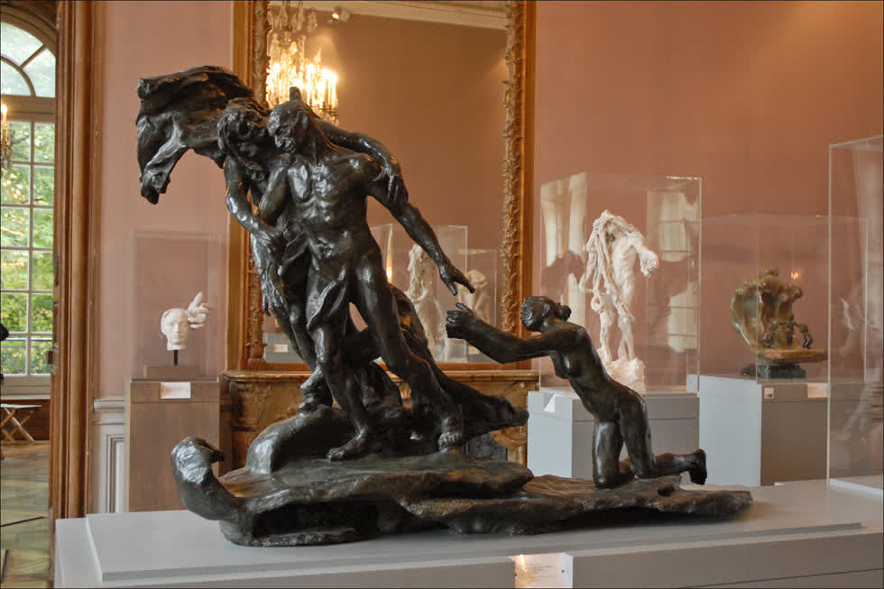 Tác phẩm Thời đại trưởng thành, đúc đồng năm 1913 trong phòng Claudel tại Musée Rodin (Nhân vật đứng đằng sau, bị buộc trong tóc của chính mình, là Clotho, 1893)