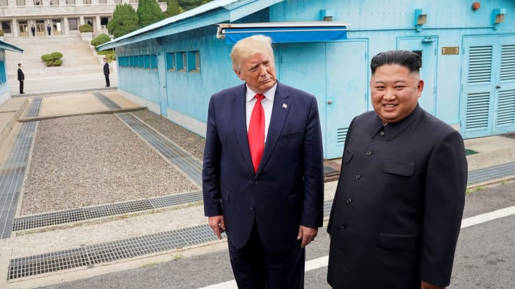 Tổng thống Mỹ Donald Trump và nhà lãnh đạo Triều Tiên Kim Jong Un trong cuộc gặp ở biên giới hai miền bán đảo Triều Tiên vào tháng 6/2019 - Ảnh: Reuters.