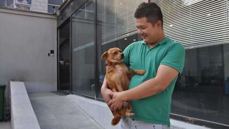 Li Chao, nhà sáng lập công ty thú cưng Joypets và chú chó JoJo của anh. Ảnh: CNN.