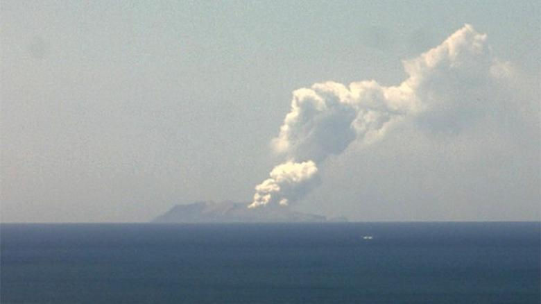 Núi lửa White Island của New Zealand bất ngờ phun trào ngày 9/12. Ảnh: NEWSHUB