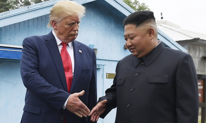 Tổng thống Mỹ Donald Trump và nhà lãnh đạo Triều Tiên Kim Jong Un tại khu phi quân sự liên Triều hồi đầu năm 2019. Ảnh: AP.