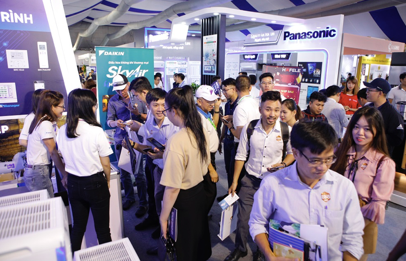  Đông đảo khách hàng tham quan các khu vực trưng bày khác nhau tại Novaland Expo. 