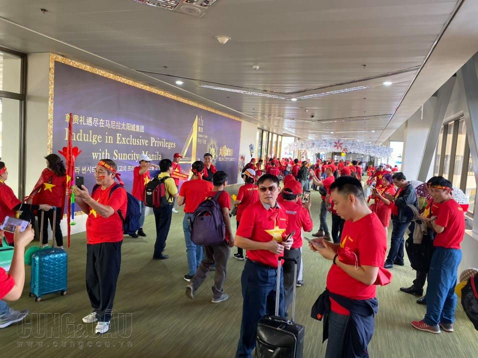 Hàng trăm cổ động viên trong trang phục đỏ có mặt tại quầy check-in sân bay quốc tế Tân Sơn Nhất làm thủ tục sang Philippines lúc 9h ngày 10/12.