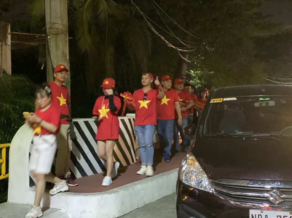 Cổ động viên Việt Nam phải xuống xe đi bộ gần 2km mới vào được vận động Rizal Memorial.