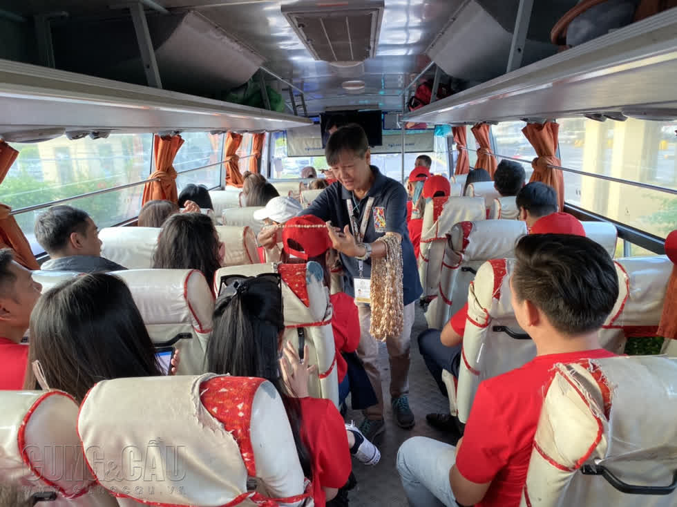 Hướng dẫn viên Philippines tặng quà cho cổ động viên Việt Nam 