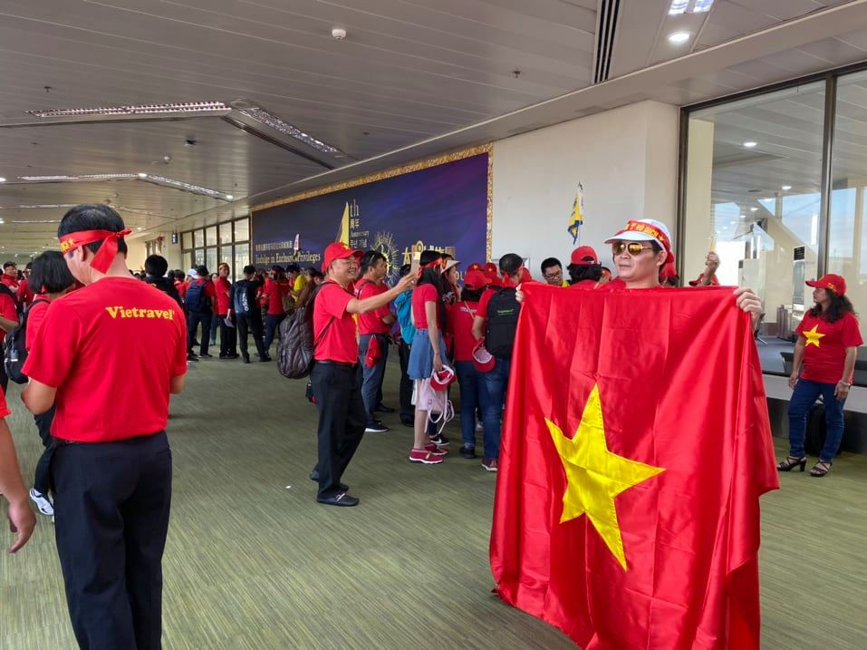 Nhiều cổ động viên mang cờ, kèn... sang Philippines cổ vũ cho đội tuỷen U22 Việt Nam tối nay.