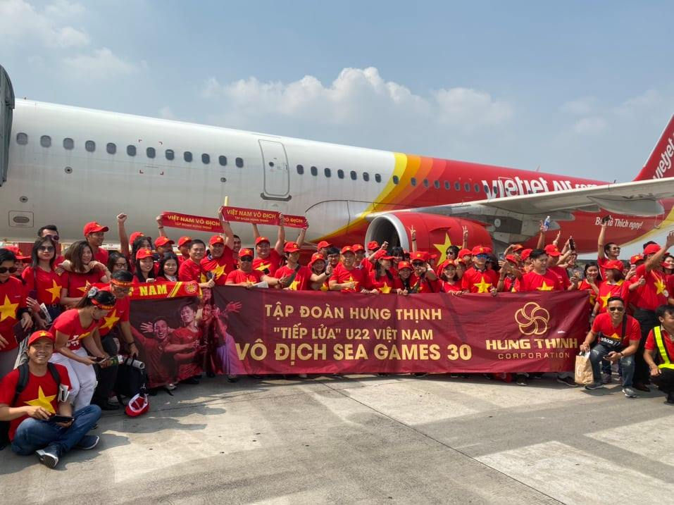 Các CĐV của Tập Đoàn Hưng Thịnh rất hào hứng trước khi lên sân bay, cất cánh sang cổ vũ cho U22 Việt Nam tại Philippines.