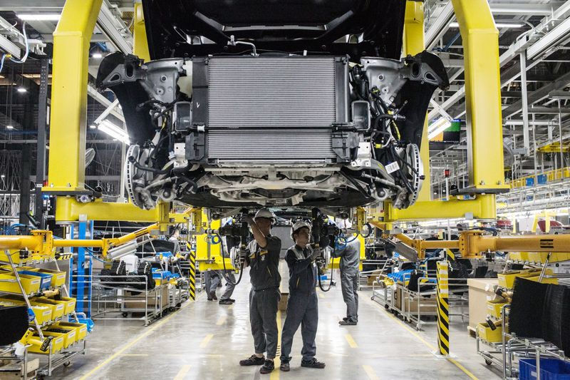Công nhân tại nhà máy sản xuất ô tô VinFast - Hải Phòng. Ảnh: Bloomberg.