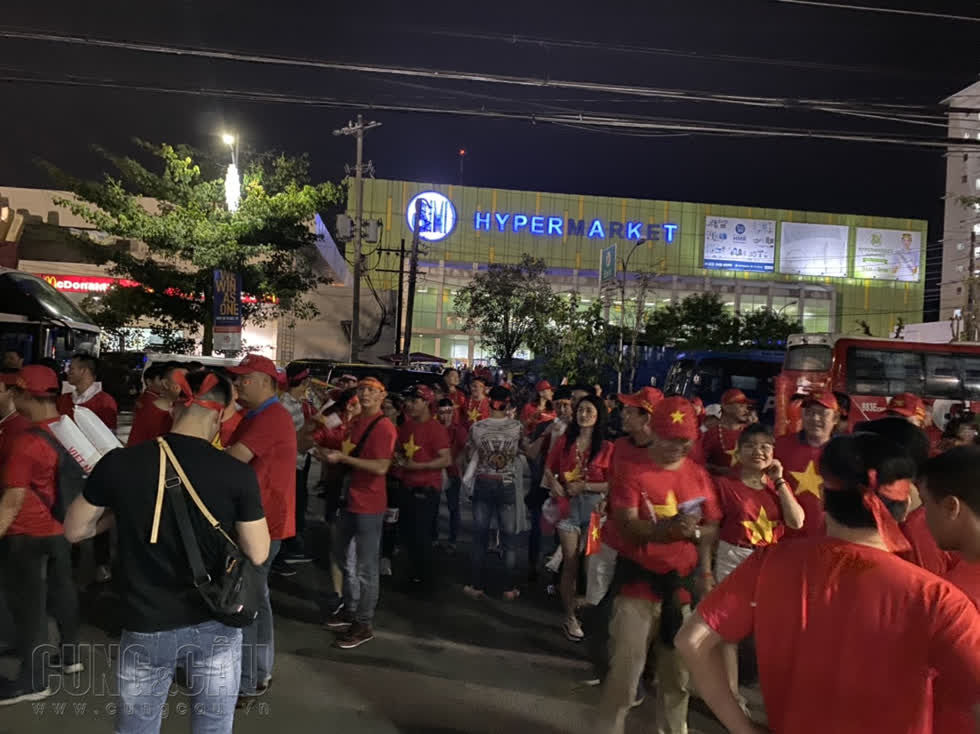 Cổ động viên Việt Nam tập trung trước sân vận động