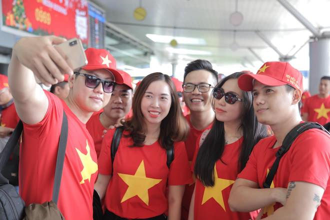  Người hâm mộ chụp ảnh cùng nhau ở sân bay Tân Sơn Nhất trước giờ khởi hành sang Manila. 