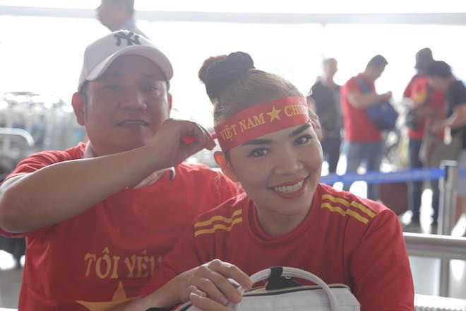  Cổ động viên hỗ trợ nhau đeo băng-đô “Việt Nam chiến thắng’. 