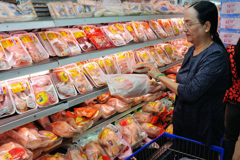 Thuế nhập khẩu các mặt hàng thịt gà được Bộ Tài chính đề xuất giảm từ 20% xuống 18%. Ảnh minh họa.