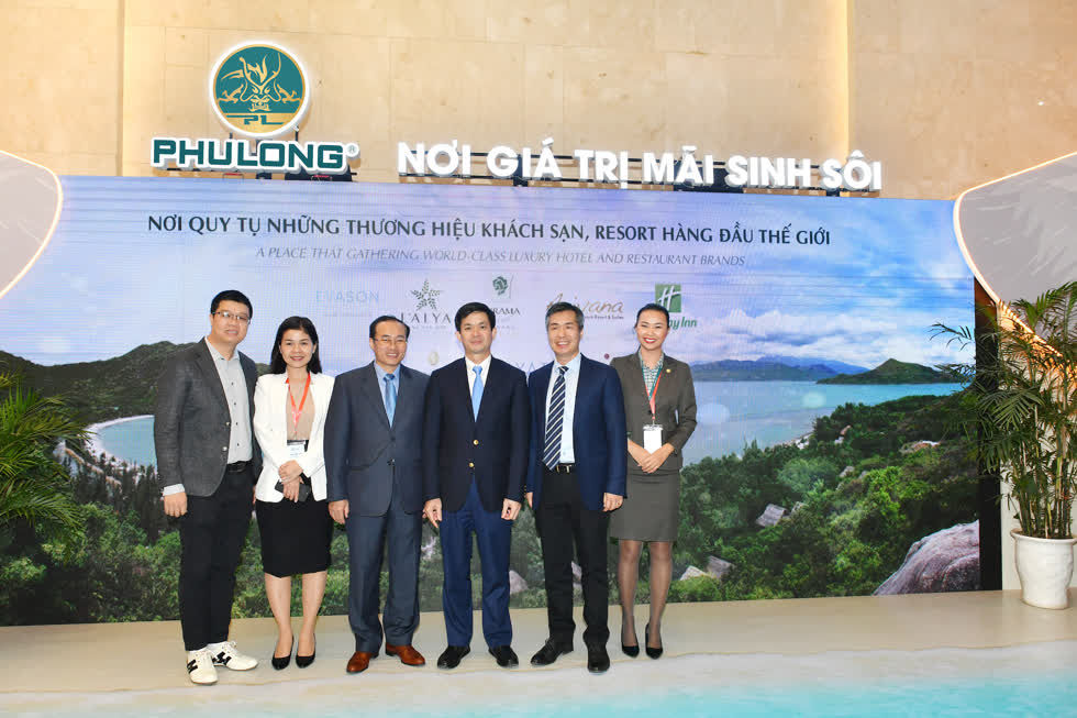 Các lãnh đạo cấp cao tham quan gian hàng giới thiệu các dự án của Phú Long trong khuôn khổ Diễn đàn du lịch cấp cao 2019.