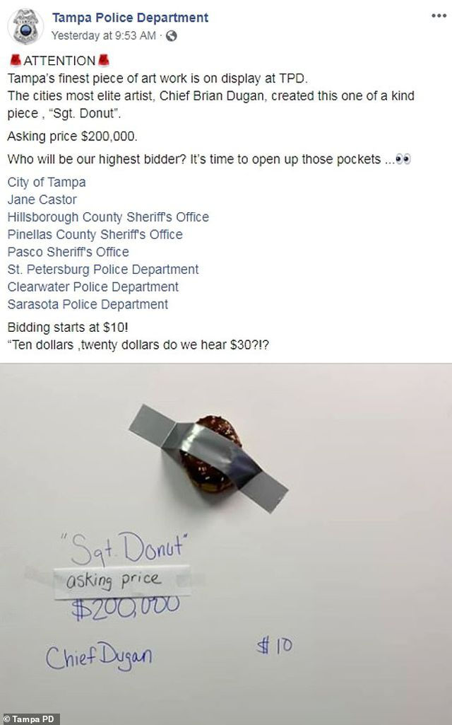 Bánh ngọt dán tường tại sở cảnh sát Tampa. Ảnh: Facebook.