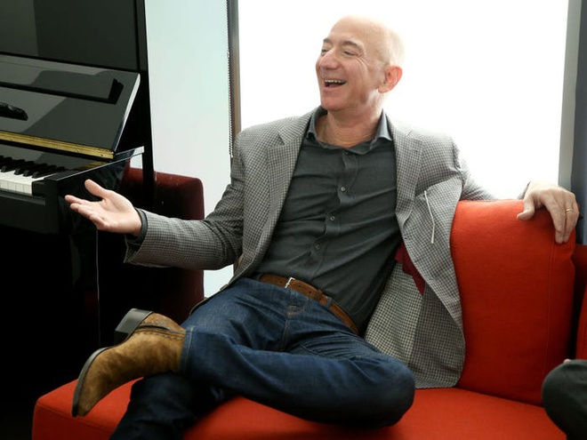 Theo Forbes, hiện Jeff Bezos sở hữu khối tài sản trị giá 109 tỷ USD, đến chủ yếu từ cổ phiếu của Amazon. Tại công ty, mức lương hàng năm của Bezos gần 82.000 USD.