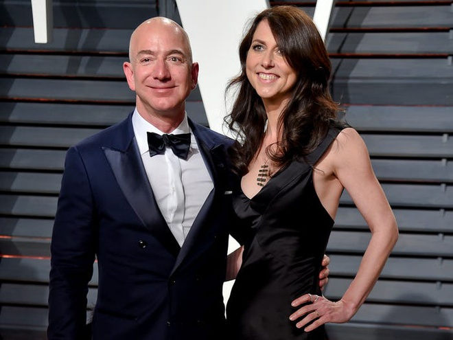 Sau khi chia cho vợ cũ 25% số cổ phiếu Amazon mà Jeff Bezos nắm giữ, ông vẫn là người giàu nhất thế giới trong một thời gian dài. Với khối tài sản trị giá 35,2 tỷ USD, MacKenzie Bezos hiện là người phụ nữ giàu thứ 4 hành tinh.
