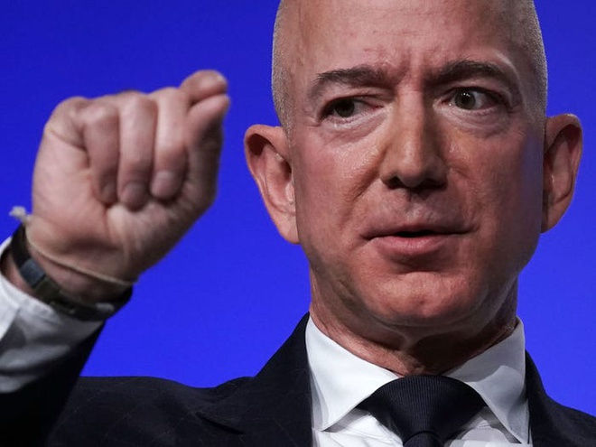 Jeff Bezos mất tiền nhiều hơn bất kỳ vị tỷ phú nào khác trên thế giới trong năm 2019, chủ yếu đến từ vụ ly hôn, nhưng vẫn nằm trong top 2 giàu nhất hành tinh. Tài sản của ông hiện ít hơn 15,6 tỷ USD so với đầu năm nay. 