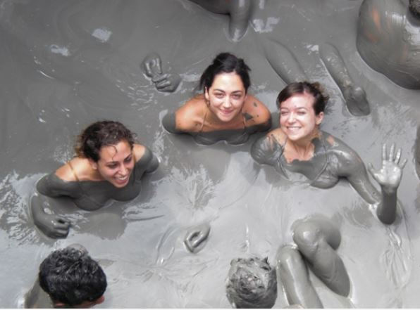 Tắm khoáng nóng và tắm bùn tại Bình Châu Hot Spring Resort.