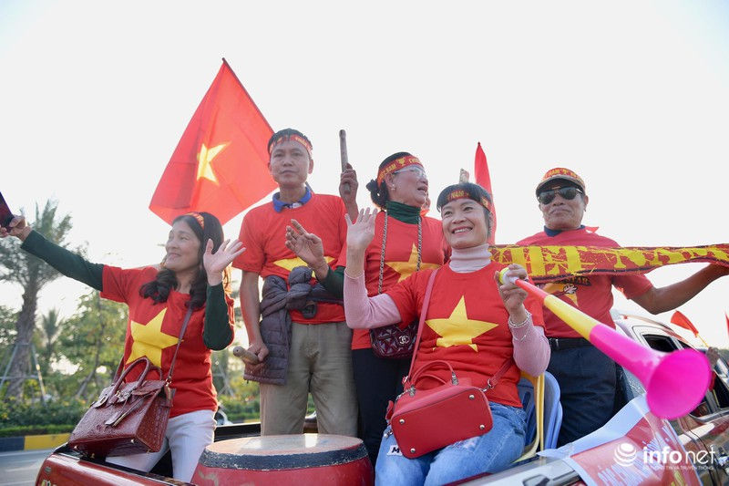 Gia đình cầu thủ Thành Chung cùng đoàn người hâm mộ đón các cầu thủ trở về ở sân bay Nội Bài. Ảnh: Infonet.