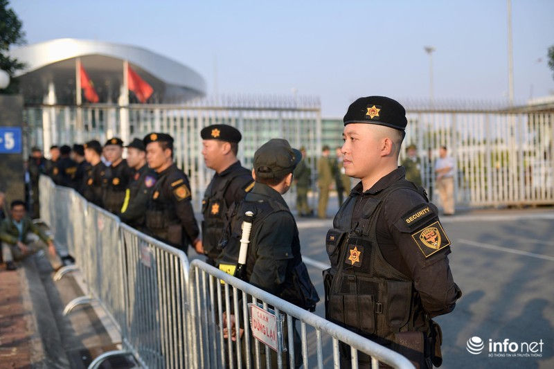 Để đảm bảo an ninh, lúc 16 giờ chiều, nhiều cảnh sát cơ động được tăng cường giám sát tại khu vực sân bay. Ảnh: Infonet.