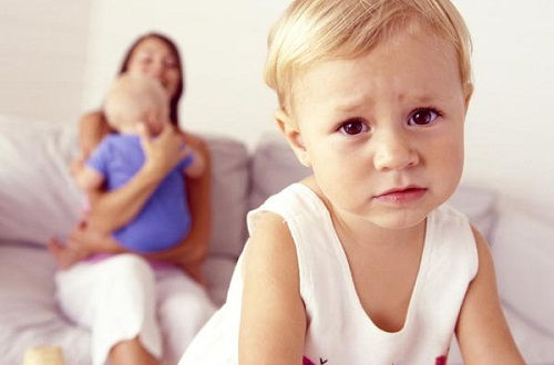 Tâm lý của trẻ cần được chú ý khi mẹ có thêm em.