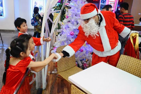 Giá thuê ông già Noel tặng quà tùy gói dịch vụ sẽ có giá từ 300.000-500.000 đồng.