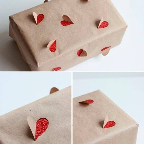 Bạn chỉ cần vẽ hình những trái tim lên mặt trái tấm giấy gói quà và cắt viền 1/2 mỗi trái tim và gói quà.