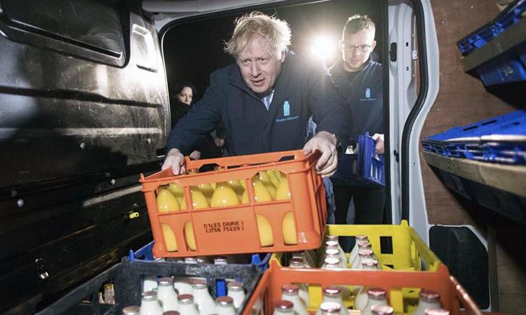 Thủ tướng Anh Boris Johnson đi giao sữa ở Leads, hạt Tây Yorkshire hôm 11/12. Ảnh: AP.