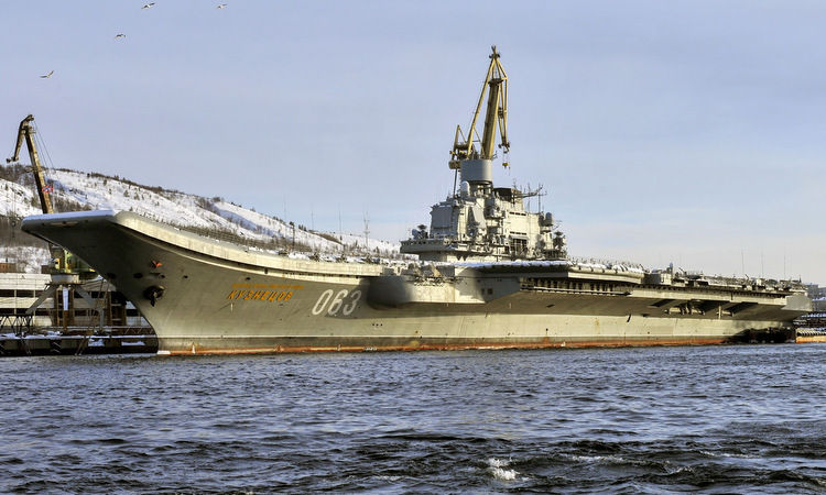 Tàu sân bay Đô đốc Kuznetsov tại cảng Murmansk hồi năm 2018. Ảnh: TASS.