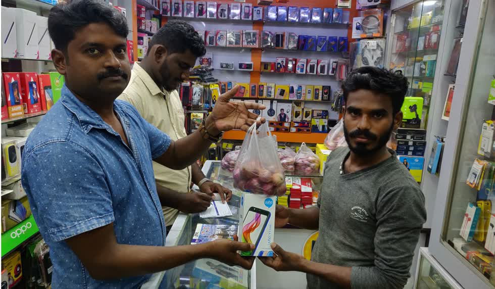  Saravana Kumar bán được 20 điện thoại thông minh trong vòng hai ngày tại thị trấn nhỏ Pattukottai nhờ chiến lược tiếp thị khác thường. Ảnh: SCMP.