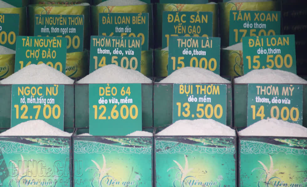 Xuất khẩu 13/12 ổn định, gạo lẻ giảm nhẹ tại các chợ