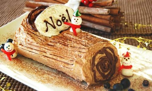 Bánh khúc cây (hay còn gọi là Yule log) là một món tráng miệng truyền thống được phục vụ gần dịp lễ Giáng sinh.